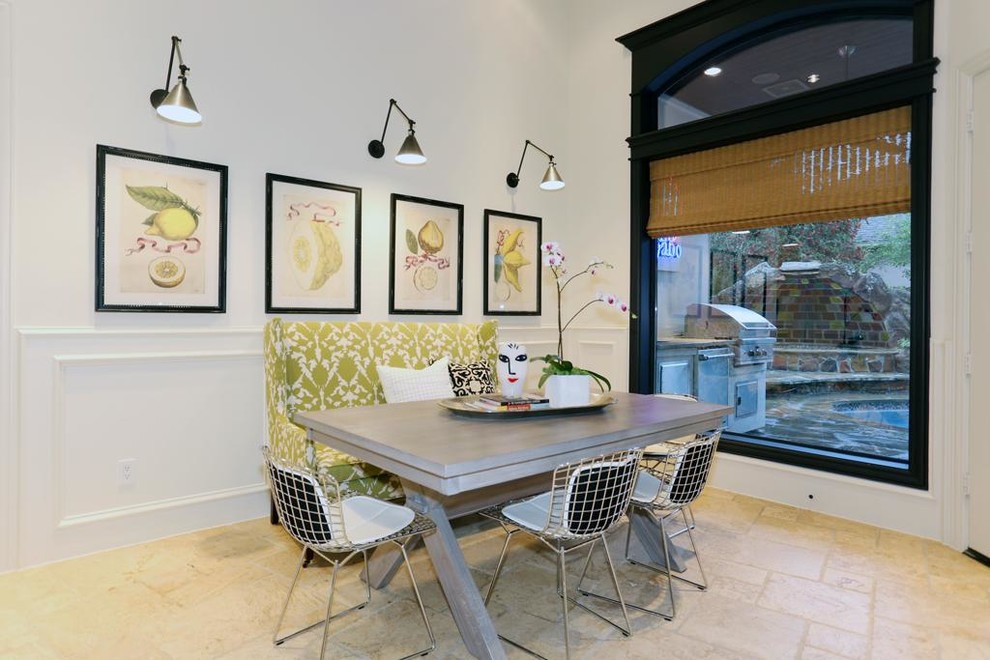 Immagine di una grande sala da pranzo aperta verso la cucina design con pareti bianche, pavimento in travertino, nessun camino e pavimento beige