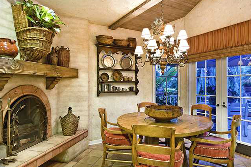 Réalisation d'une petite salle à manger ouverte sur la cuisine sud-ouest américain avec un mur beige, un sol en carrelage de céramique, une cheminée d'angle, un manteau de cheminée en carrelage et un sol marron.