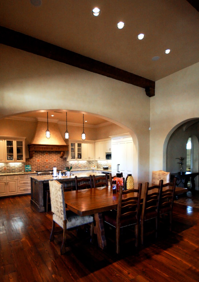 Пример оригинального дизайна: кухня-столовая среднего размера в классическом стиле с желтыми стенами