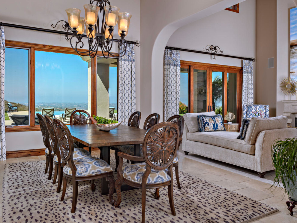 На фото: гостиная-столовая среднего размера в средиземноморском стиле с бежевыми стенами, ковровым покрытием, стандартным камином, фасадом камина из камня и разноцветным полом
