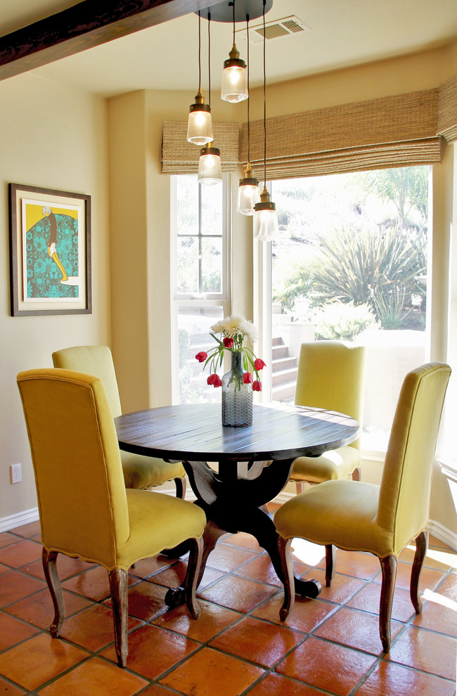 Immagine di una sala da pranzo aperta verso la cucina mediterranea di medie dimensioni con pareti beige, pavimento in terracotta e pavimento arancione