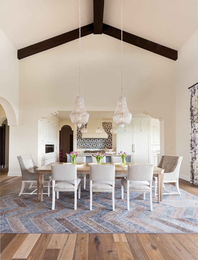 Exemple d'une grande salle à manger ouverte sur la cuisine chic avec un mur beige, un sol en bois brun, aucune cheminée et un sol multicolore.