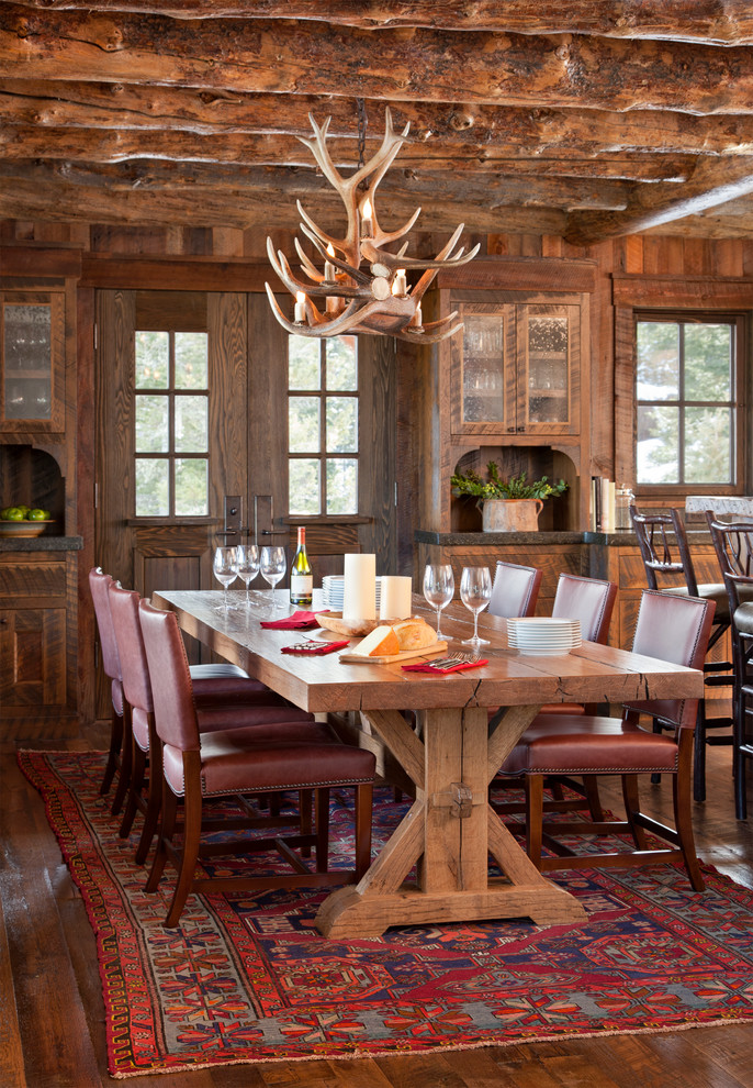 Immagine di una sala da pranzo aperta verso la cucina stile rurale con parquet scuro