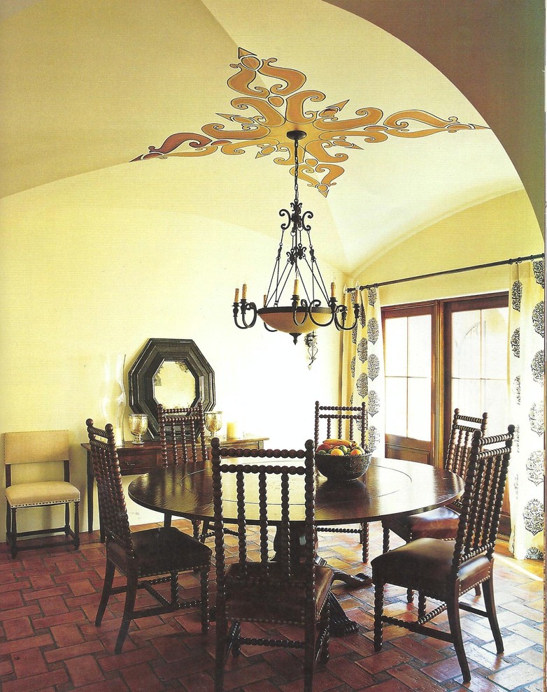 На фото: кухня-столовая среднего размера в стиле рустика с бежевыми стенами и полом из терракотовой плитки без камина с