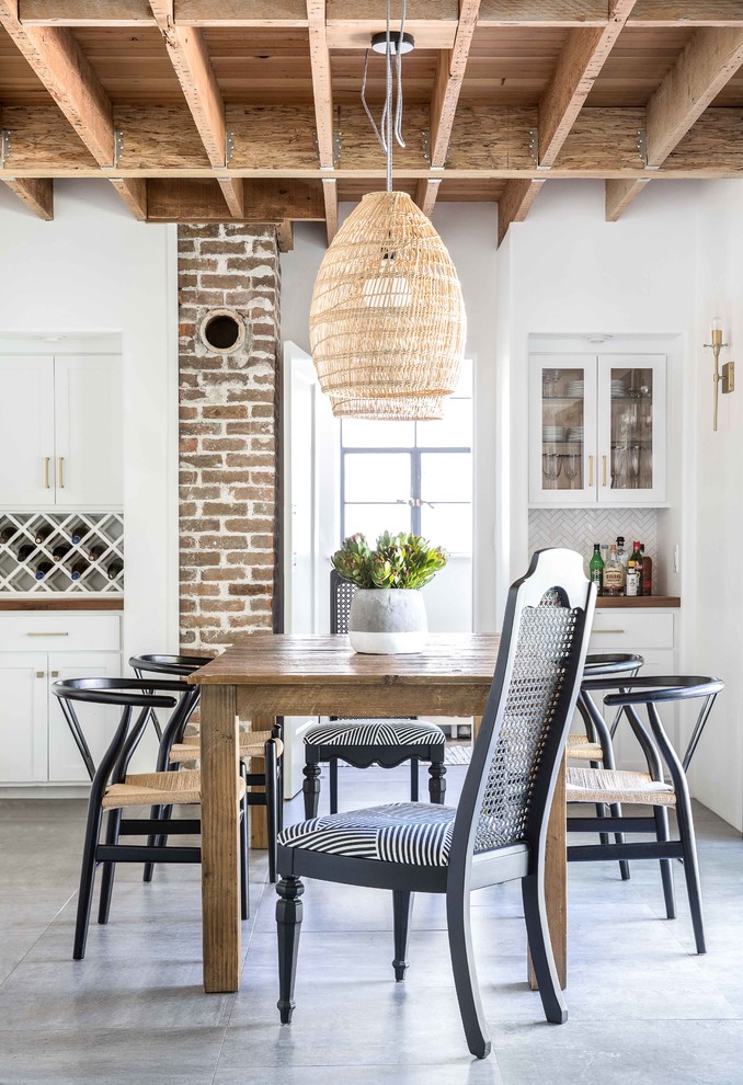 Источник вдохновения для домашнего уюта: кухня-столовая в средиземноморском стиле с белыми стенами, бетонным полом и серым полом