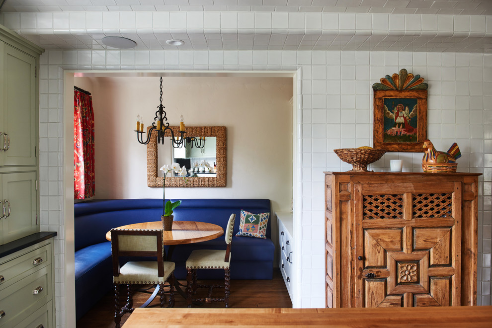 Foto di una sala da pranzo aperta verso la cucina mediterranea di medie dimensioni con pareti beige, parquet scuro, nessun camino e pavimento marrone