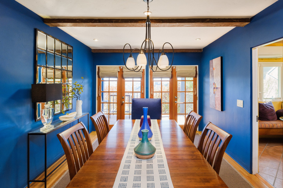 Inspiration för ett mellanstort medelhavsstil kök med matplats, med blå väggar, ljust trägolv och beiget golv