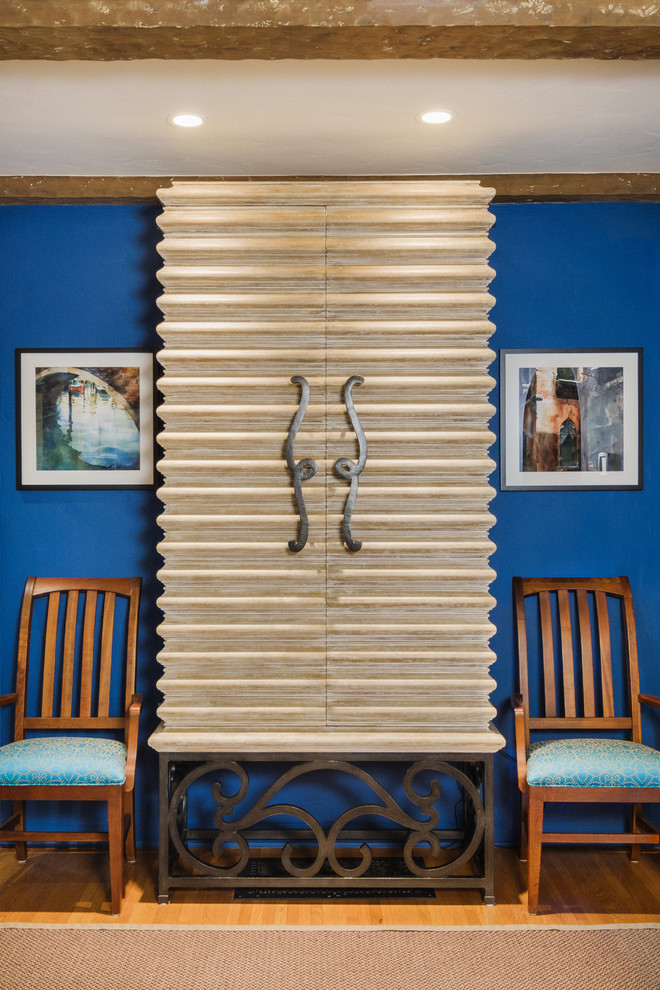Ispirazione per una sala da pranzo aperta verso la cucina mediterranea di medie dimensioni con pareti blu, parquet chiaro e pavimento beige
