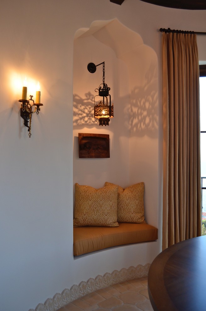 На фото: столовая среднего размера в средиземноморском стиле с белыми стенами, бетонным полом и разноцветным полом