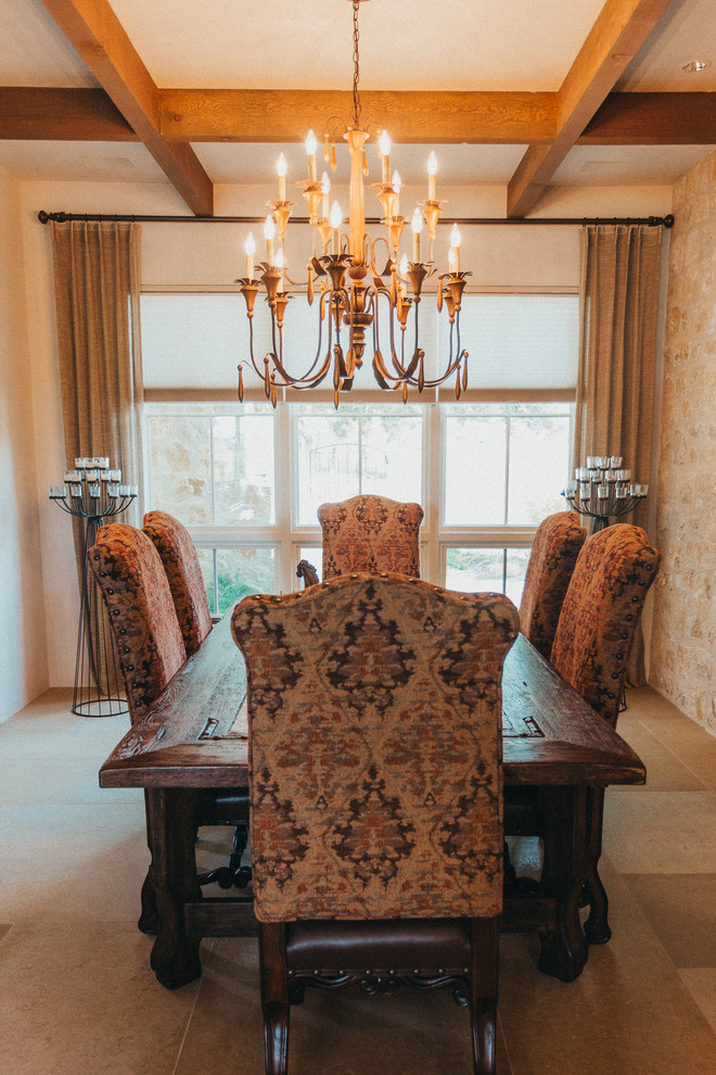 Foto de comedor de estilo americano pequeño cerrado sin chimenea con paredes multicolor, suelo de piedra caliza y suelo beige