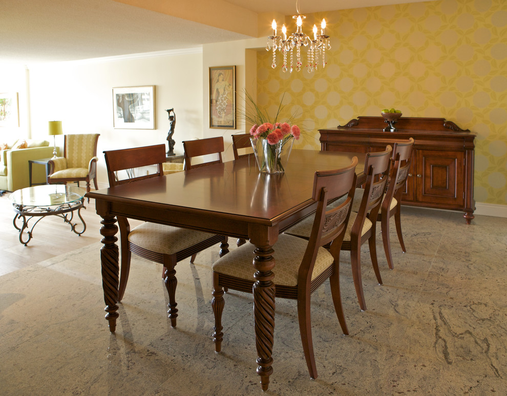 На фото: кухня-столовая среднего размера в стиле неоклассика (современная классика) с желтыми стенами и мраморным полом с