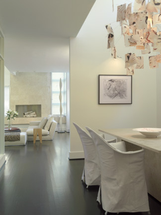 Immagine di una sala da pranzo minimalista con pareti bianche e parquet scuro