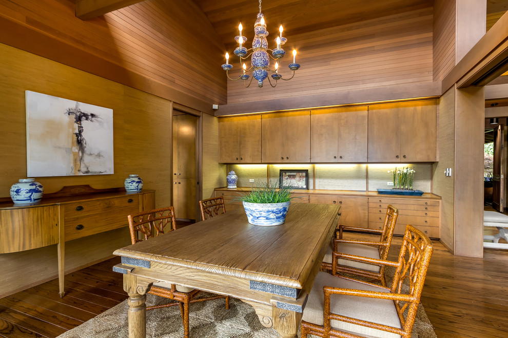 Esempio di una grande sala da pranzo aperta verso il soggiorno etnica con pavimento in legno massello medio, pareti marroni e pavimento marrone