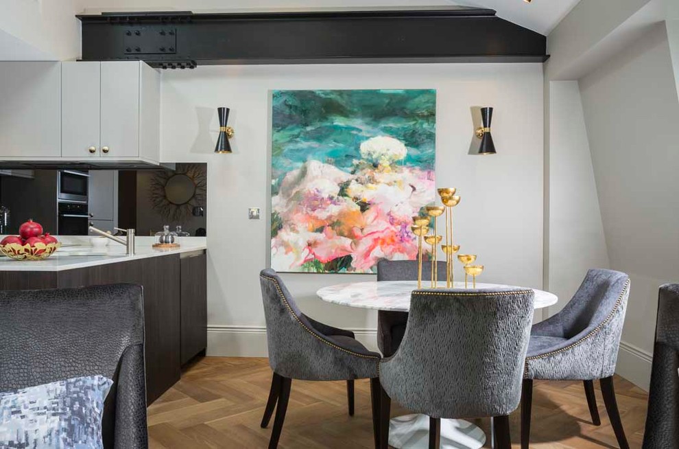 Esempio di una grande sala da pranzo aperta verso la cucina contemporanea con pareti grigie e parquet chiaro