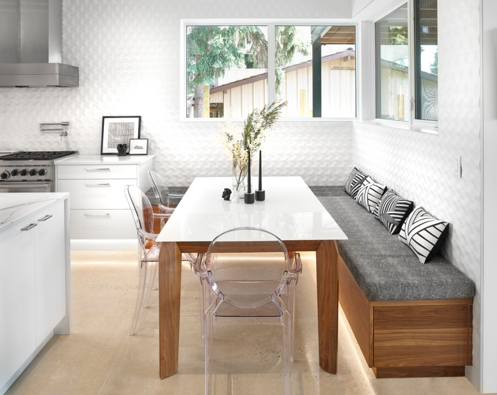 Idee per un'ampia sala da pranzo aperta verso la cucina minimal con pareti bianche, pavimento in cemento e pavimento grigio