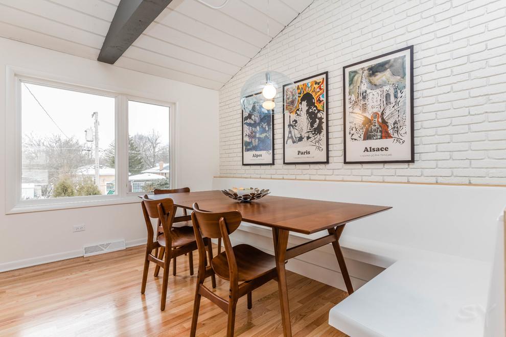 Exemple d'une petite salle à manger ouverte sur la cuisine rétro avec un mur blanc, un sol en bois brun et un sol marron.