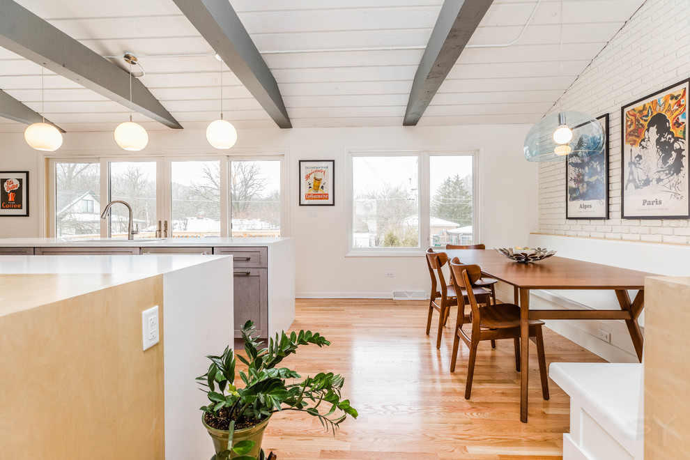 Идея дизайна: маленькая кухня-столовая в стиле ретро с белыми стенами, паркетным полом среднего тона и коричневым полом для на участке и в саду