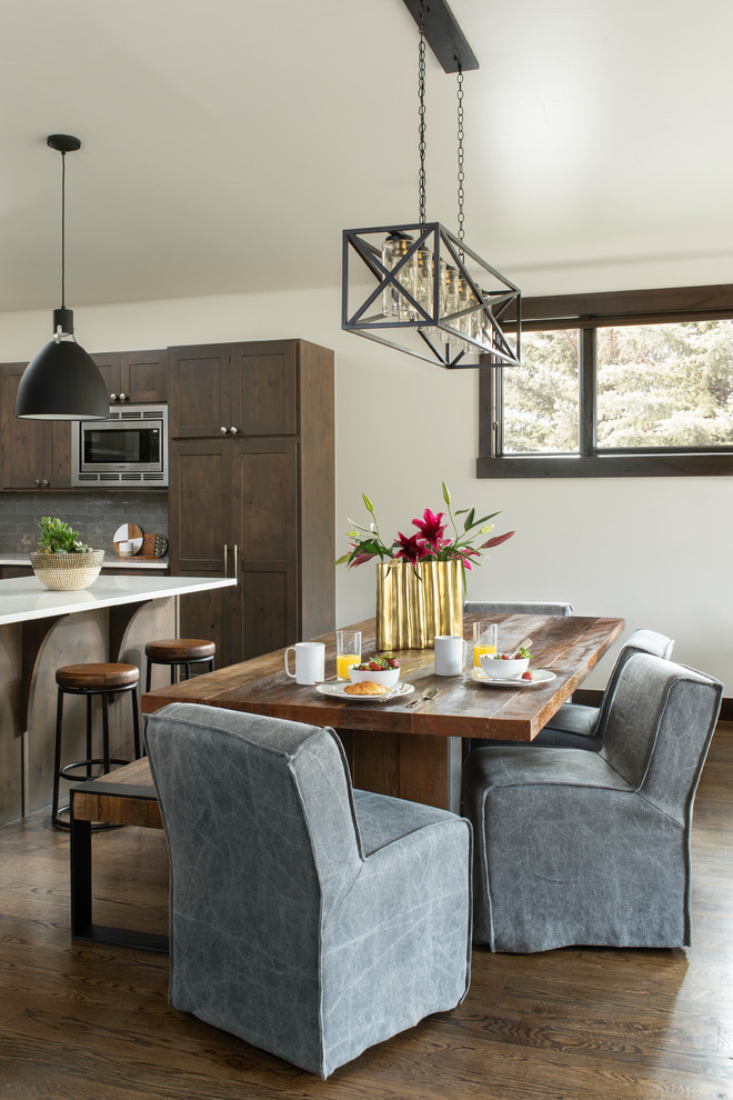 Idee per una sala da pranzo aperta verso la cucina chic con pareti bianche, pavimento in legno massello medio e pavimento marrone