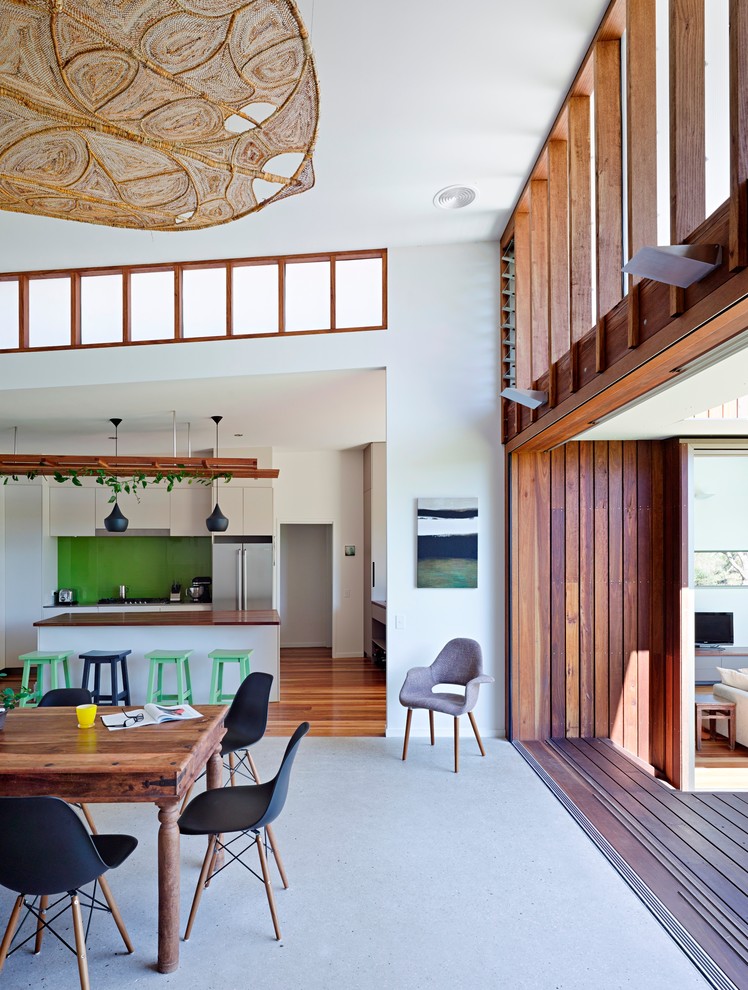 Offenes, Mittelgroßes Modernes Esszimmer mit weißer Wandfarbe und Betonboden in Sunshine Coast