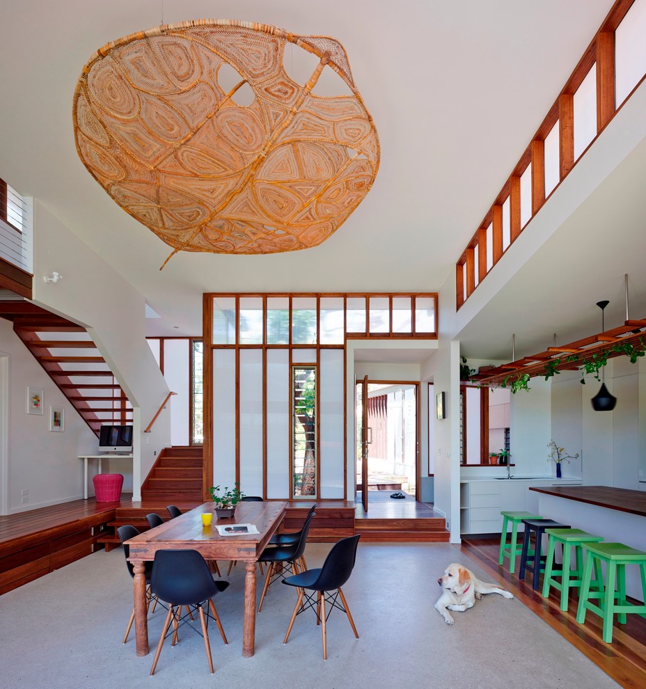 Idée de décoration pour une salle à manger ouverte sur le salon design avec parquet foncé.