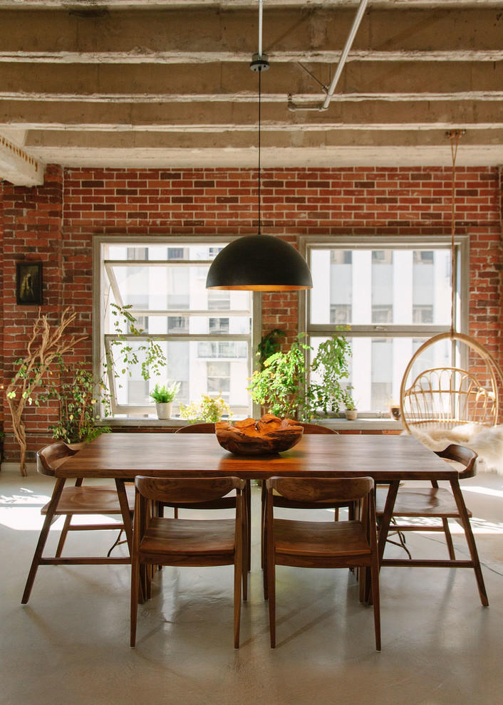 Foto di una piccola sala da pranzo aperta verso la cucina industriale con pavimento in cemento, pavimento bianco, pareti rosse e nessun camino