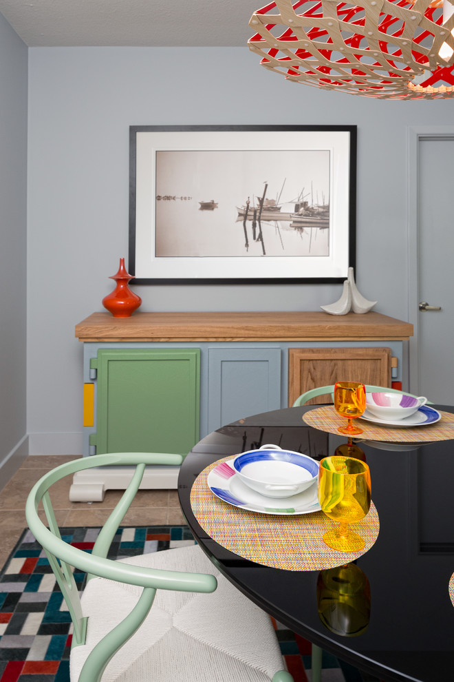 Kleine Moderne Wohnküche mit grauer Wandfarbe und Porzellan-Bodenfliesen in Austin