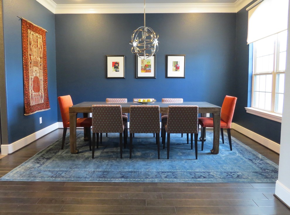 Ejemplo de comedor contemporáneo de tamaño medio cerrado sin chimenea con paredes azules, suelo de madera en tonos medios y suelo marrón