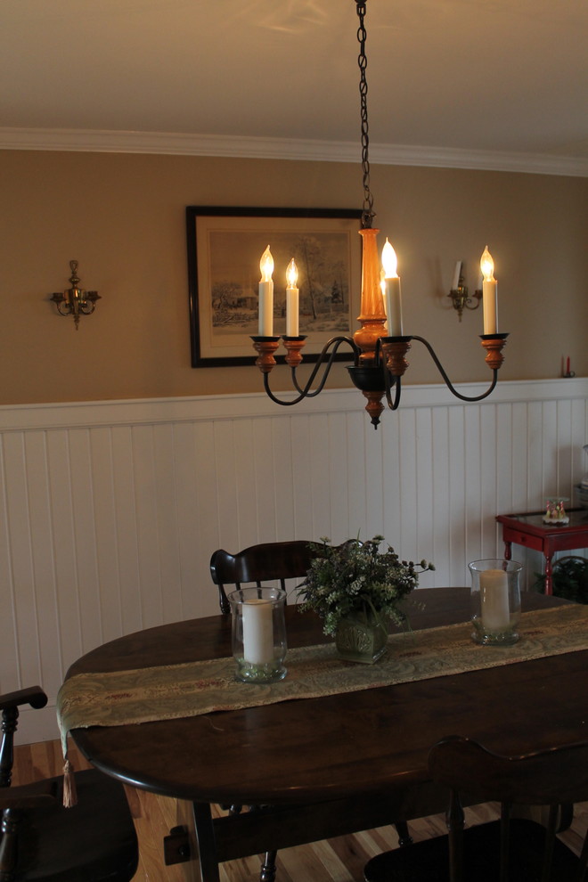 На фото: кухня-столовая среднего размера в классическом стиле с коричневыми стенами и паркетным полом среднего тона без камина с