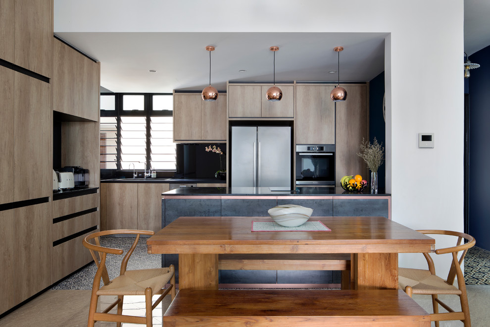 Ispirazione per una sala da pranzo aperta verso la cucina contemporanea con pareti bianche e pavimento multicolore