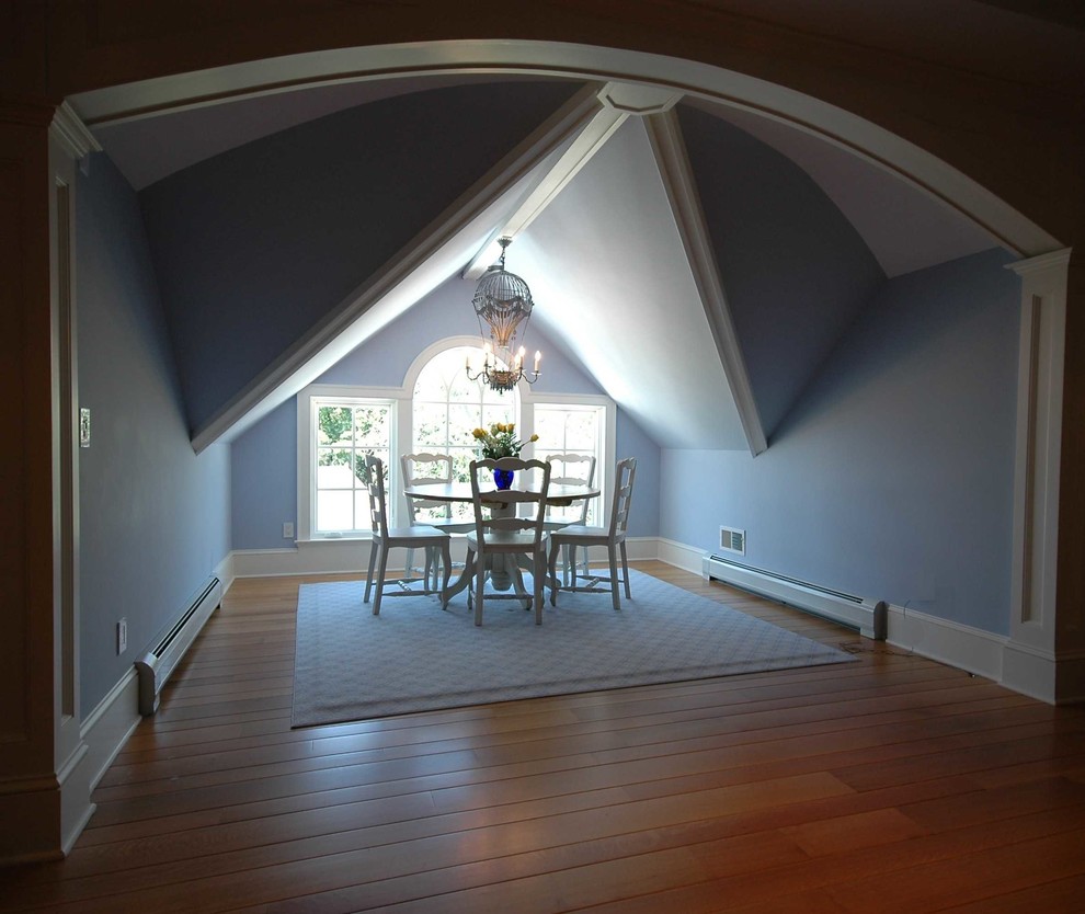 Источник вдохновения для домашнего уюта: столовая в классическом стиле с синими стенами и паркетным полом среднего тона