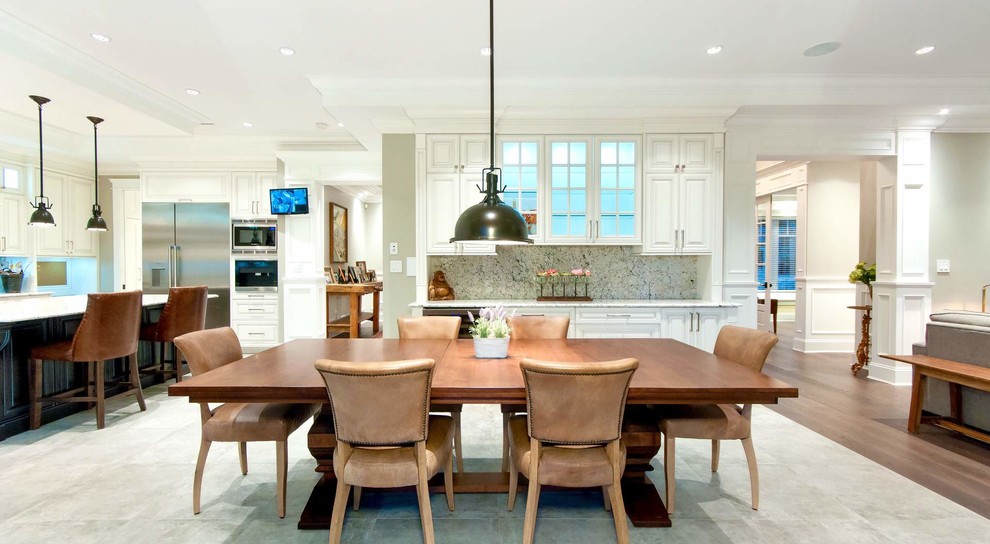 Стильный дизайн: кухня-столовая среднего размера в морском стиле с серыми стенами, полом из керамогранита и серым полом - последний тренд