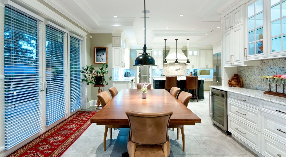 Immagine di una sala da pranzo aperta verso la cucina stile marinaro di medie dimensioni con pareti grigie, pavimento in gres porcellanato e pavimento grigio