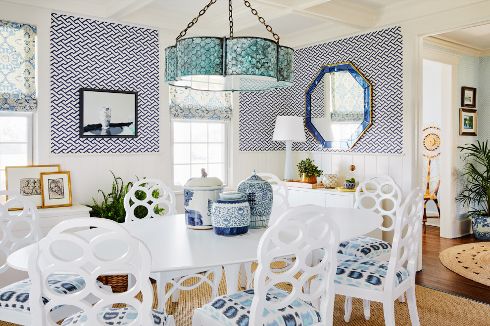 Cette photo montre une salle à manger bord de mer avec un mur bleu, parquet foncé, un sol marron, un plafond à caissons et du papier peint.