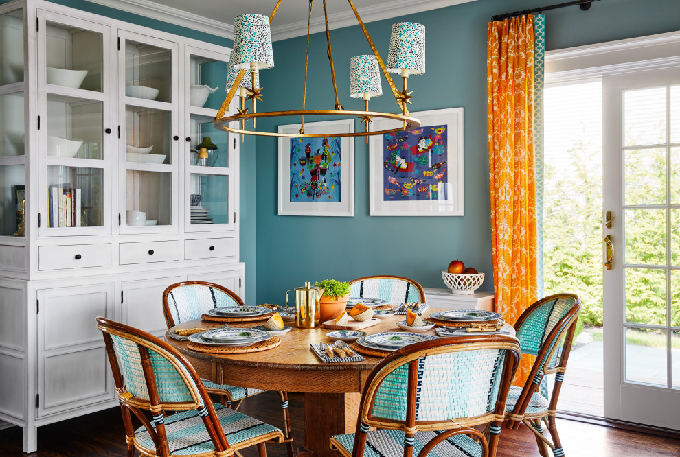 Idee per una sala da pranzo costiera con pareti blu, parquet scuro e pavimento marrone
