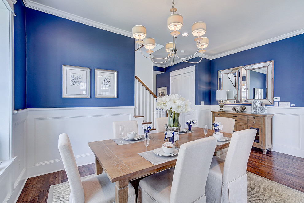 Inspiration pour une petite salle à manger traditionnelle avec un mur bleu, un sol en bois brun, aucune cheminée, un sol marron et boiseries.