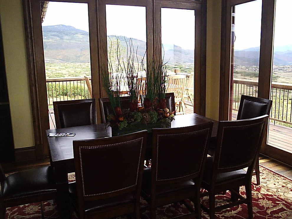 Esempio di un'ampia sala da pranzo aperta verso la cucina stile rurale con pareti gialle e pavimento in legno massello medio