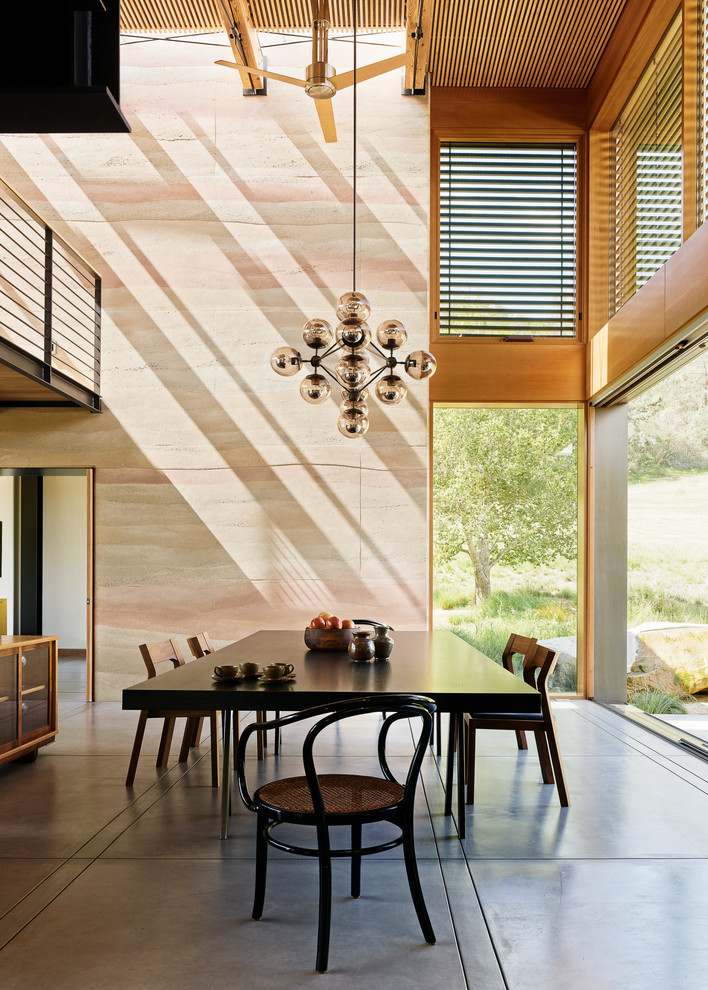 Источник вдохновения для домашнего уюта: столовая в современном стиле с бежевыми стенами и бетонным полом