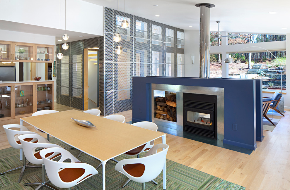 Inspiration för mellanstora moderna matplatser med öppen planlösning, med vita väggar, ljust trägolv, en dubbelsidig öppen spis, en spiselkrans i metall och beiget golv