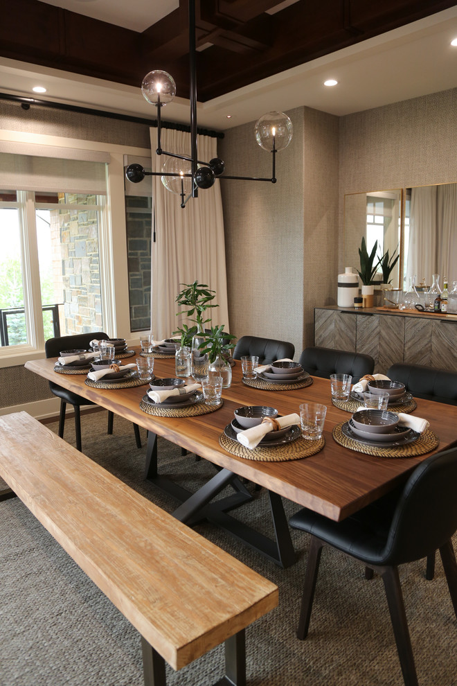 Cette image montre une très grande salle à manger ouverte sur la cuisine nordique avec un mur gris, un sol en bois brun et un sol marron.