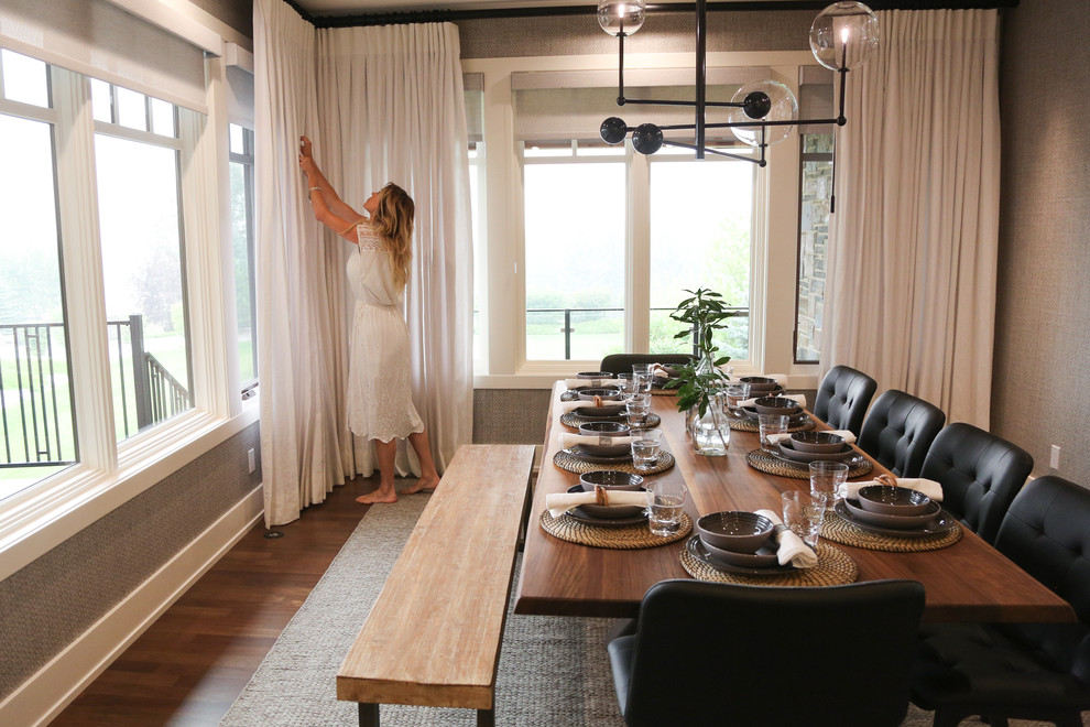 Idée de décoration pour une très grande salle à manger ouverte sur la cuisine nordique avec un mur gris, un sol en bois brun et un sol marron.