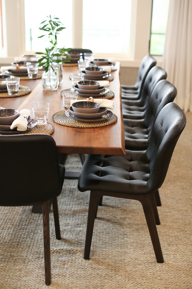 Idée de décoration pour une très grande salle à manger ouverte sur la cuisine minimaliste avec un mur gris, un sol en bois brun et un sol marron.
