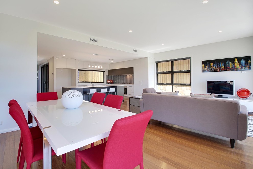 Design ideas for a contemporary dining room in Canberra - Queanbeyan.