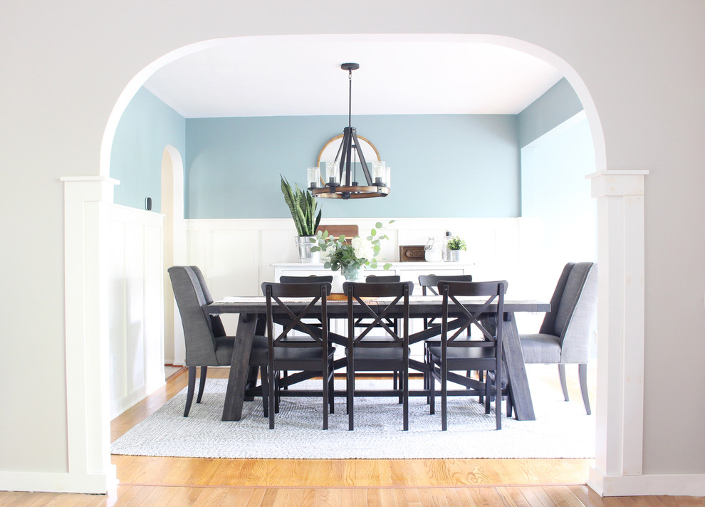 Esempio di una sala da pranzo country di medie dimensioni con pareti blu e pavimento in legno massello medio