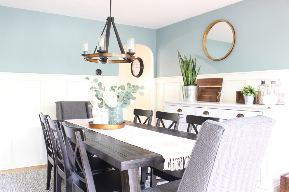 Immagine di una sala da pranzo country di medie dimensioni con pareti blu e pavimento in legno massello medio