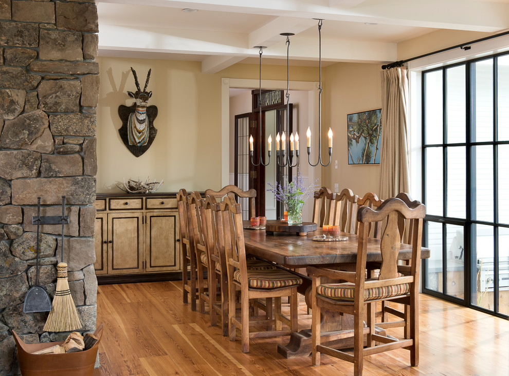 Cette photo montre une salle à manger ouverte sur la cuisine nature de taille moyenne avec un mur beige et parquet clair.