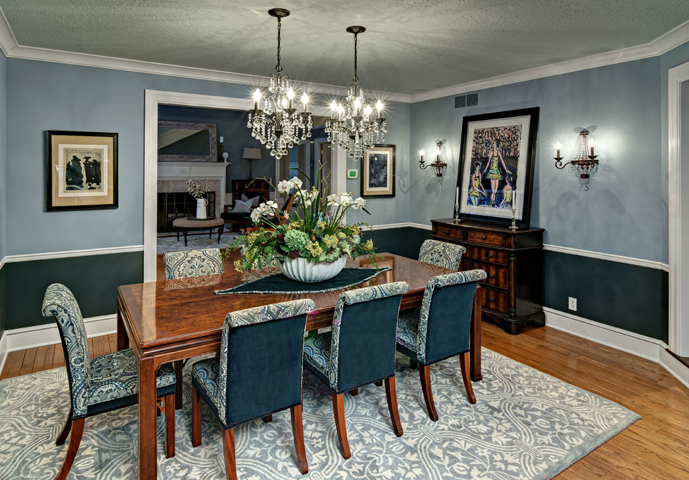 Ispirazione per una sala da pranzo chic di medie dimensioni con pareti blu e pavimento in legno massello medio