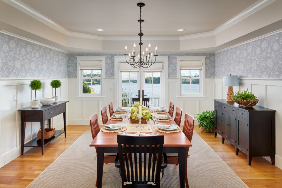 Immagine di una sala da pranzo aperta verso la cucina stile marino di medie dimensioni con pareti con effetto metallico, pavimento in legno massello medio e pavimento marrone