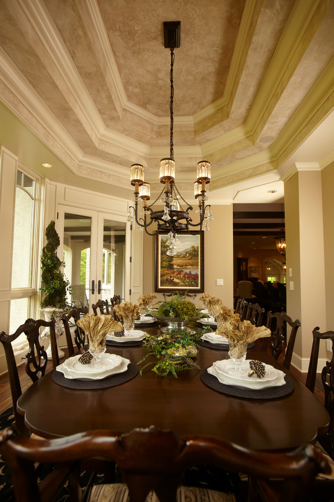 Example of a classic dining room design in Minneapolis
