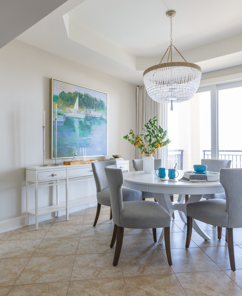 Idée de décoration pour une salle à manger tradition avec un mur beige, un sol en carrelage de porcelaine, un sol beige et un plafond décaissé.