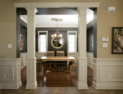 Идея дизайна: отдельная столовая среднего размера в стиле неоклассика (современная классика) с серыми стенами и паркетным полом среднего тона без камина